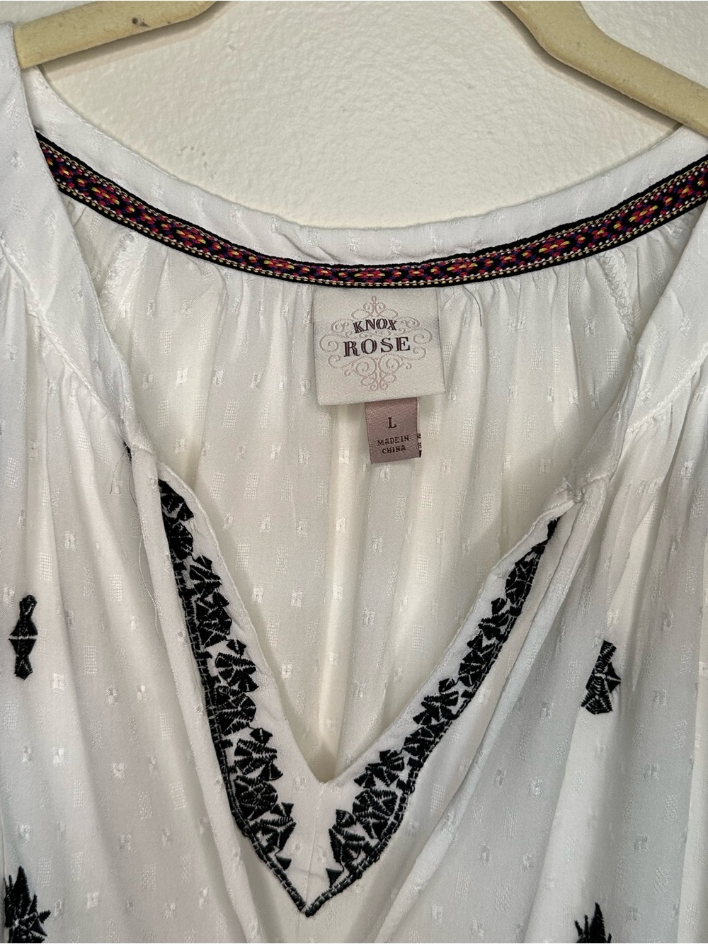 Knox Rose size large Boho textured white top, ties at neck with black embroidery - Picture 5 of 5